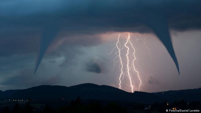 إعصار التورنادو الخطير