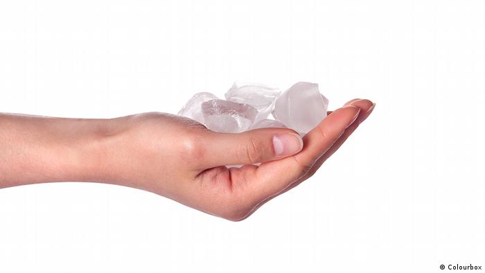 Frauenhand mit Eiswürfeln (Colourbox)