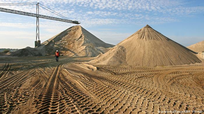 Ostdeutschland Sand- und Kiesabbau in Rogätz (picture-alliance/ZB/P. Förster) Ostdeutschland Sand- und Kiesabbau in Rogätz (picture-alliance/ZB/P. Förster)