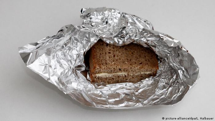 Butterbrot in Aluminiumfolie Butterbrot in Aluminiumfolie