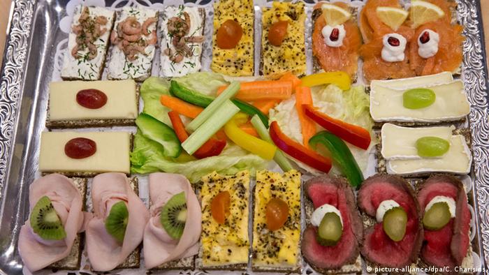 Platte mit belegten Broten und Rohkos Platte mit belegten Broten und Rohkos
