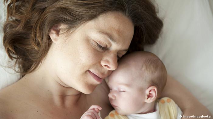 Eine schlafende Mutter und ihr daneben liegendes schlafendes Baby (Foto: imago/imagebroker)