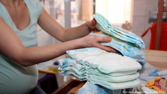 Eine Frau sortiert einen Stapel Windeln (Foto: picture alliance/dpa Themendienst)