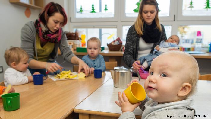 Kleine Kinder beim Essen in einer Krippe (Foto: picture-alliance/ZB/P. Pleul)