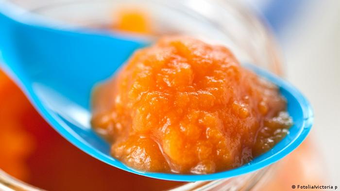 Ein blauer Löffel in Nahaufnahme mit einer Portion Babybrei (Foto: Fotolia/victoria p)