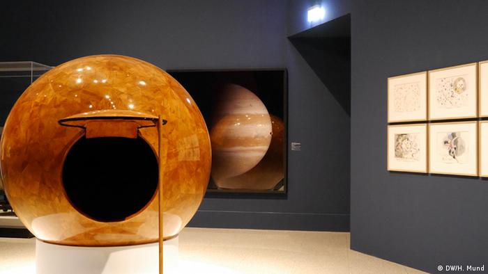 Eine glänzend polierte Holzskulptur des japanischen Künstlers Hiroyuki Masuyama auf der Ausstellung Outer Space in der Bundeskunsthalle Bonn
(c) DW/H. Mund