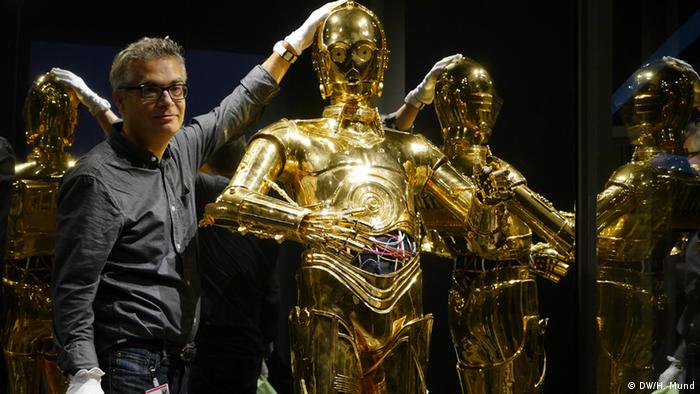 Ein Modell des Star-Wars-Roboters C-3PO auf der Ausstellung Outer Space in der Bundeskunsthalle Bonn
(c) DW/H. Mund