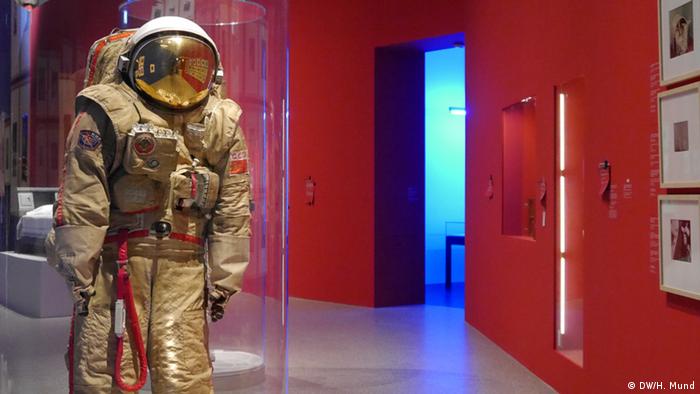 Ein russischer Raumanzug auf der Ausstellung Outer Space in der Bundeskunsthalle Bonn
(c) DW/H. Mund