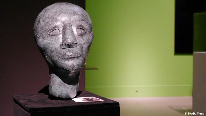 Ein Bronzekopf auf der Ausstellung Outer Space in der Bundeskunsthalle Bonn
(c) DW/H. Mund