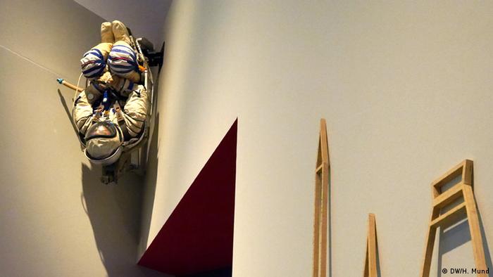 Eine Astronautenfigur schwebt unter einer Zimmerdecke der Ausstellung Outer Space in der Bundeskunsthalle Bonn
(c) DW/H. Mund
