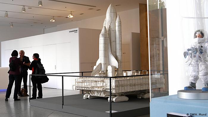 Eine Modell eines Spaceshuttles auf der Ausstellung Outer Space in der Bundeskunsthalle Bonn
(c) DW/H. Mund