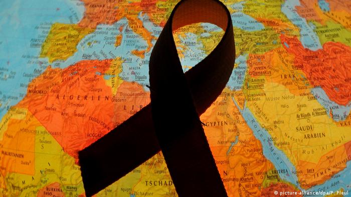 HIV Aids Symbol Schleife (picture-alliance/dpa/P. Pleul)
