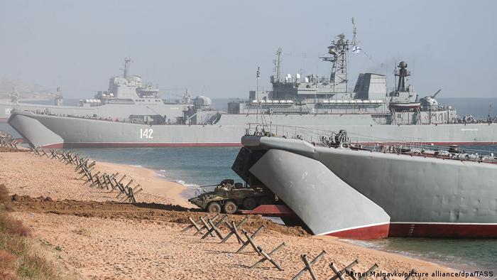 Russland, Krim - gepanzerter Personaltransporter BTR-82A l