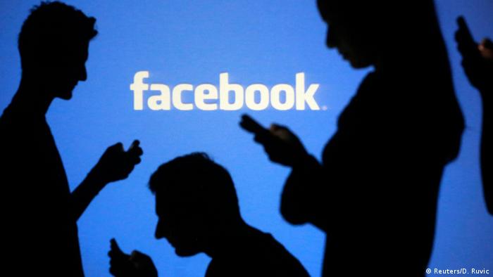 Facebook User Symbolbild (Reuters/D. Ruvic)