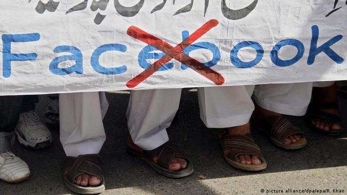 Symbolbild Facebook Blasphemie in Pakistan (picture alliance/dpa/epa/R. Khan)