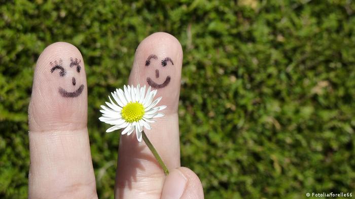 Für Dich! Zwei Finger und ein Gänseblümchen Für Dich! Zwei Finger und ein Gänseblümchen