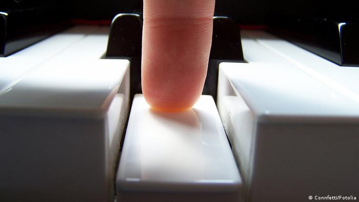 Symbolbild Klavier Taste drücken