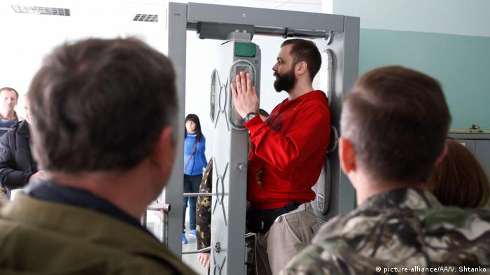 Touristen bei der Strahlen-Kontrolle im ehemaligen AKW  Touristen bei der Strahlen-Kontrolle im ehemaligen AKW