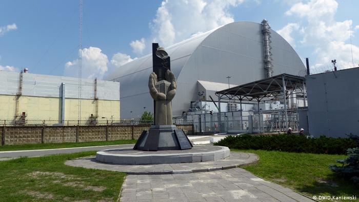 Denkmal vor dem vierten Reaktorblock  Denkmal vor dem vierten Reaktorblock