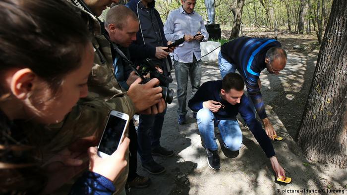 Die Touristen messen die radioaktive Strahlung. Die Touristen messen die radioaktive Strahlung.