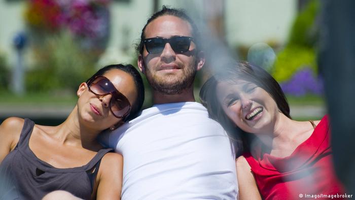 Mann mit zwei Partnerinnen (Imago/Imagebroker) Mann mit zwei Partnerinnen (Imago/Imagebroker)