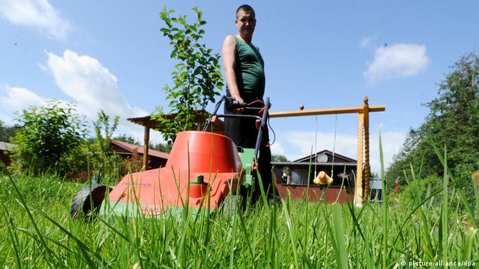 Schrebergarten Kleingärtner-Kolonie Neugrabener Moor Hamburg Rasenmäher Schrebergarten Kleingärtner-Kolonie Neugrabener Moor Hamburg Rasenmäher