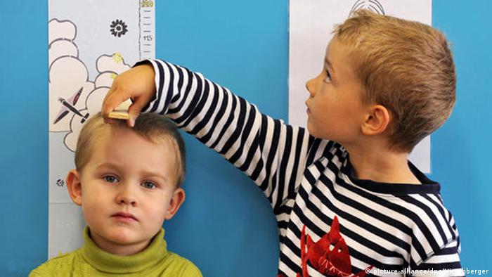 Kinder mit Messlatte Neu  Kinder mit Messlatte Neu