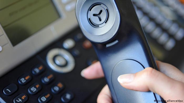 Symbolbild Hand am Telefonhörer (picture-alliance/dpa)