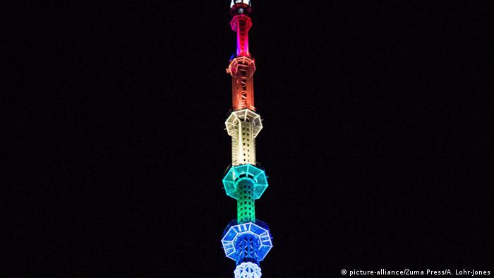 USA One World Trade Center Spitze in Regenbogenfarben USA One World Trade Center Spitze in Regenbogenfarben