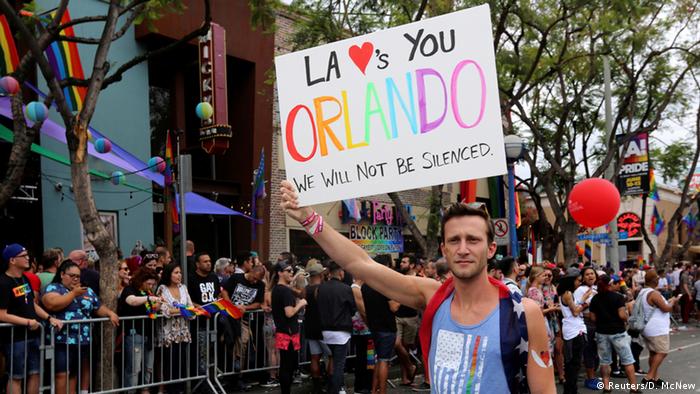 USA Gay-Pride-Parade in Los Angeles - Trauer nach Attentat in Orlando USA Gay-Pride-Parade in Los Angeles - Trauer nach Attentat in Orlando