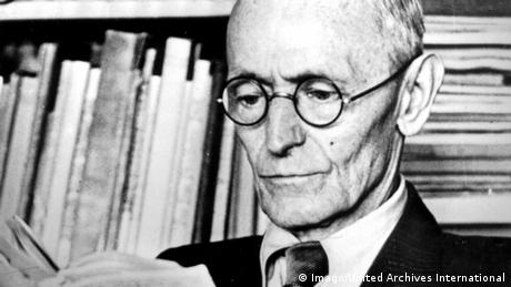 Hermann Hesse liest ein Buch (1946) (Imago/United Archives International)