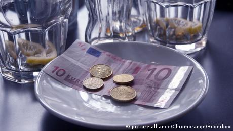 Trinkgeld (picture-alliance/Chromorange/Bilderbox)