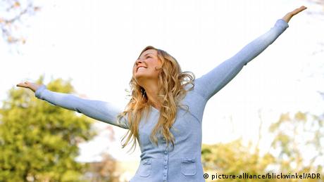 Junge Frau genießt das Leben (picture-alliance/blickwinkel/ADR)