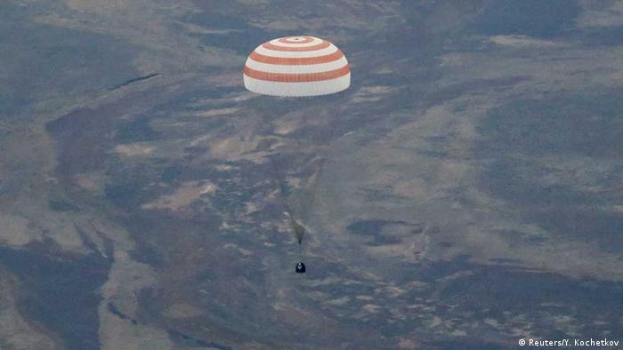 Sojus-Kapsel mit ISS-Crew auf dem Weg zur Landung in Kasachstan. (Reuters/ Yuri Kochetkov/ Pool)