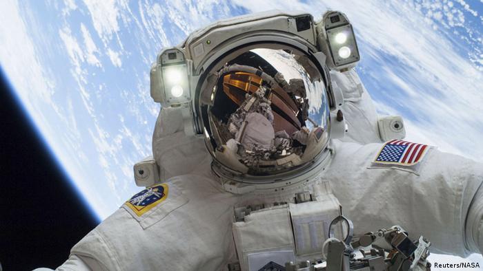 Astronaut Mike Hopkins während eines Außeneinsatzes außerhalb der ISS. (Reuters/ NASA)