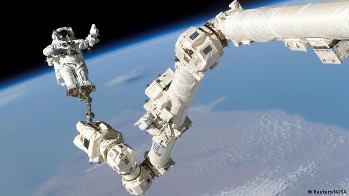 Astronaut Stephen K. Robinson auf einem Roboterarm der ISS. (Reuters/ NASA)