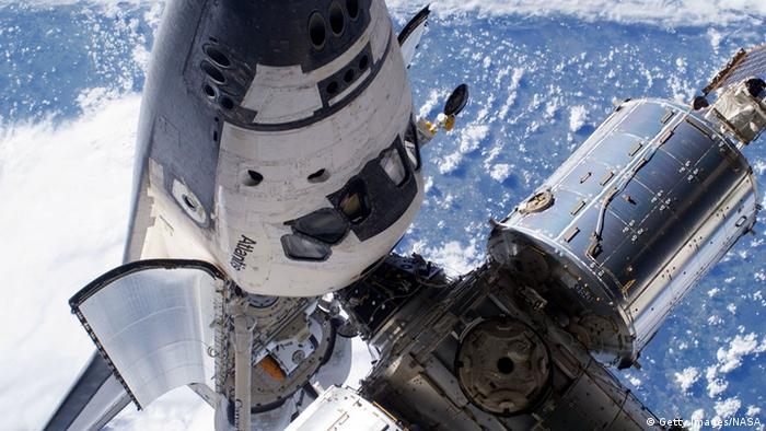 Space shuttle Atlantis dockt an der ISS an. (NASA, Getty Images)