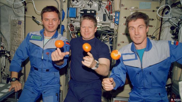 William Shepherd (Mitte), Yuri Gidzenko (links) und Sergei Krikalev (rechts) auf der ISS, 2000. (NASA)