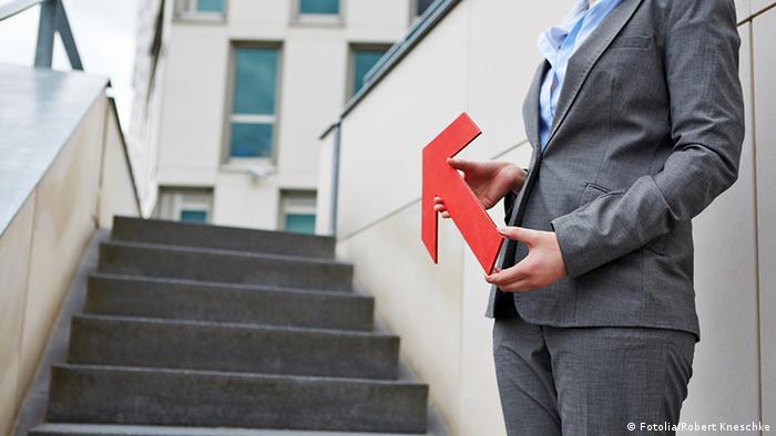 Deutschland Geschäftsfrau mit Pfeil