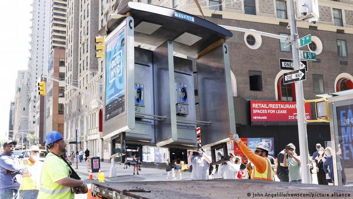 إزالة كابينة الهاتف الأخيرة من تايمز سكوير إزالة كابينة الهاتف الأخيرة من تايمز سكوير