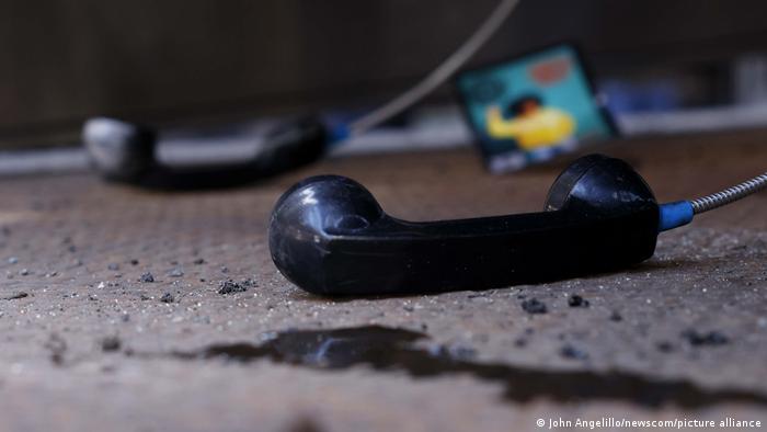 سماعتان لهاتفين عموميين على الأرض في مدينة نيويورك سماعتان لهاتفين عموميين على الأرض في مدينة نيويورك