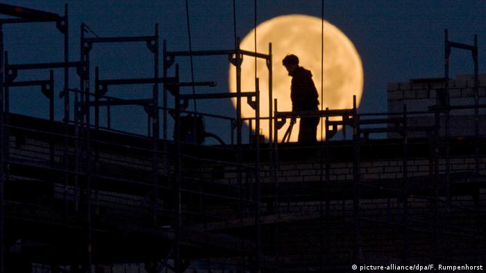 Man's silhouette seen in front of the moon (picture-alliance/dpa/F. Rumpenhorst)
