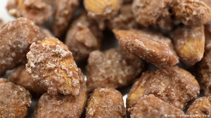 Deutschland | Gebrannte Mandel | Süsswarenmesse ISM Köln (picture-alliance/dpa/O. Berg)