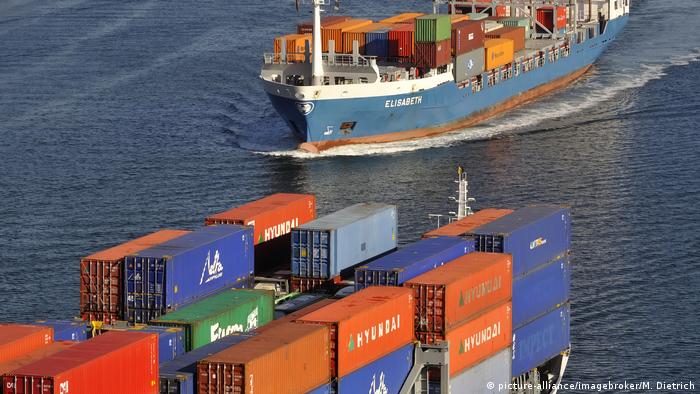 Schiffsverkehr mit Containerschiffen (picture-alliance/imagebroker/M. Dietrich)