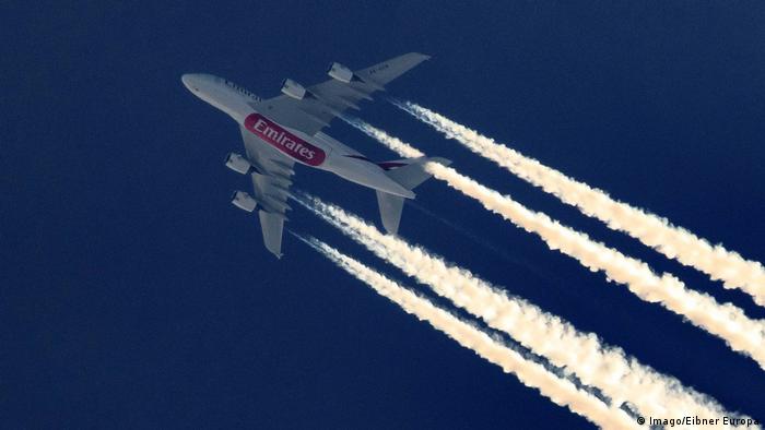 Airbus A380 im Flug mit Kondensstreifen