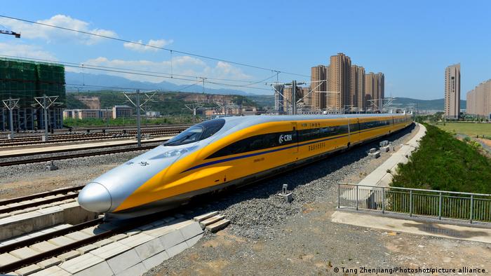 Schnellzug auf einer Hochgeschwindigkeitsstrecke in Baoji, in China