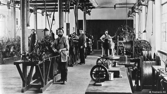 Siemens workers in Charlottenburg, now part of Berlin (Siemens AG)