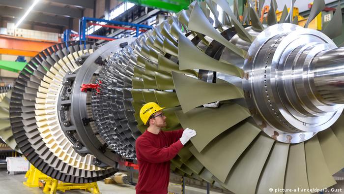 Siemens gas turbine in Berlin (Picture Alliance/dpa/D. Gust)