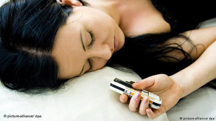 Flash-Galerie Schlafende Frau mit Mobiltelefon