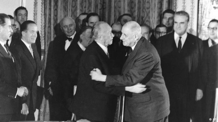 Deutschland Frankreich Konrad Adenauer Charles de Gaulle Elysee Vertrag (AP)